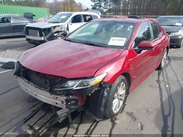 4T1C11AK4MU587538 2021 TOYOTA CAMRY - Image 2