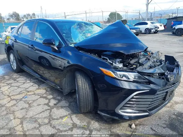 4T1C11AK4NU002121 2022 TOYOTA CAMRY - Image 1