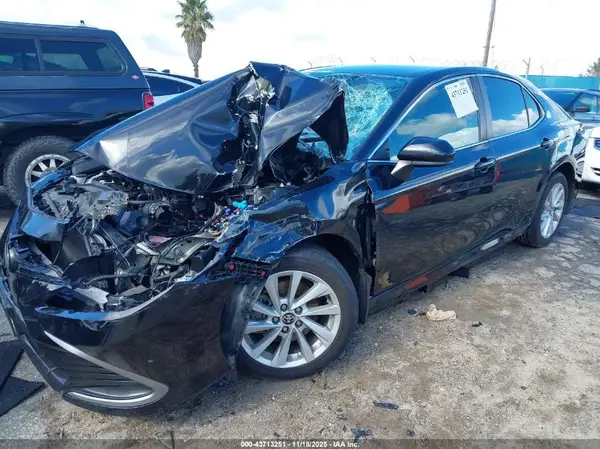4T1C11AK4NU002121 2022 TOYOTA CAMRY - Image 2