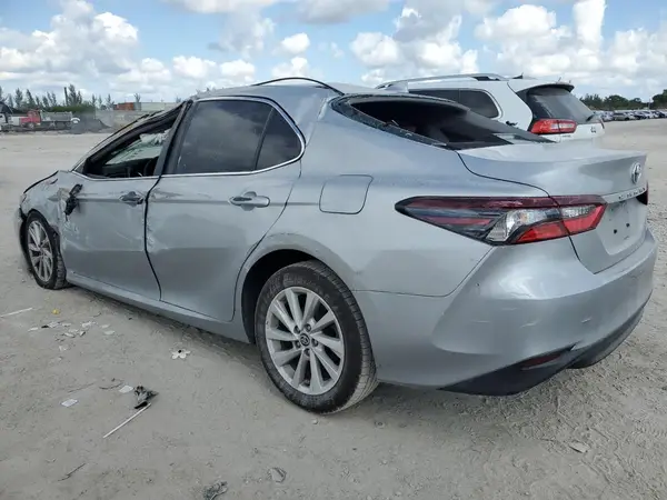 4T1C11AK4NU031876 2022 TOYOTA CAMRY - Image 2