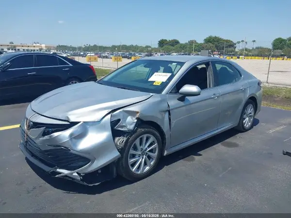 4T1C11AK4NU044000 2022 TOYOTA CAMRY - Image 2