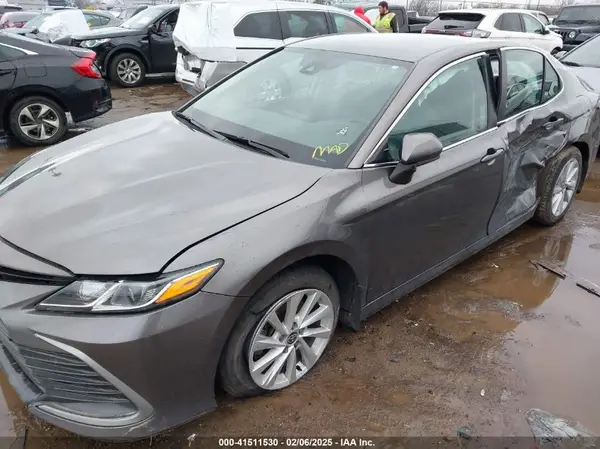4T1C11AK4NU052114 2022 TOYOTA CAMRY - Image 2