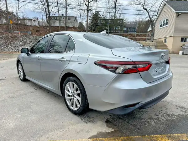 4T1C11AK4NU621947 2022 TOYOTA CAMRY - Image 2
