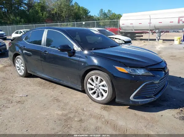 4T1C11AK4NU625058 2022 TOYOTA CAMRY - Image 1