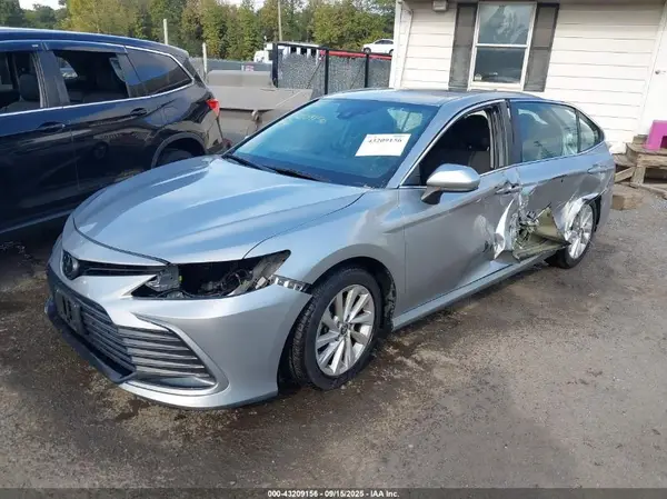 4T1C11AK4NU638327 2022 TOYOTA CAMRY - Image 2
