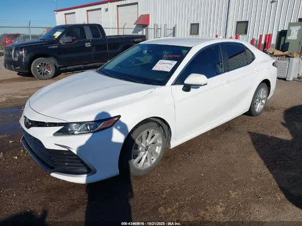 4T1C11AK4NU647352 2022 TOYOTA CAMRY - Image 2