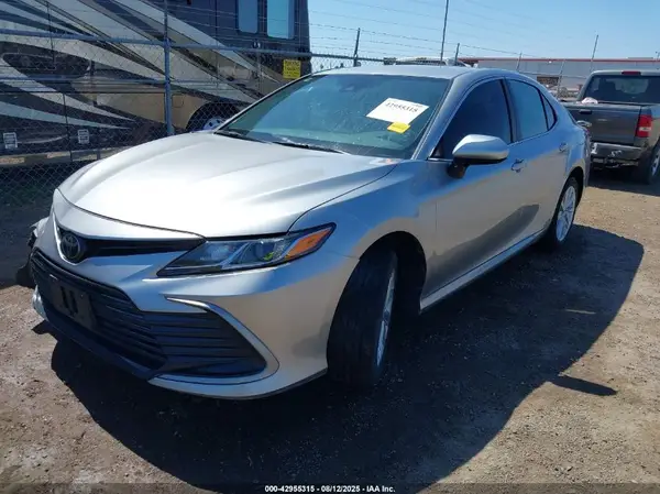 4T1C11AK4NU656293 2022 TOYOTA CAMRY - Image 2