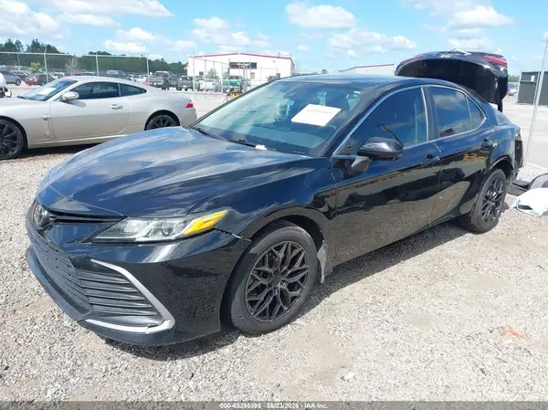 4T1C11AK4NU667827 2022 TOYOTA CAMRY - Image 2