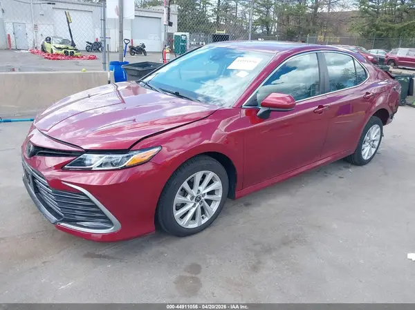 4T1C11AK4NU668945 2022 TOYOTA CAMRY - Image 2