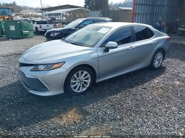 4T1C11AK4NU689827 2022 TOYOTA CAMRY - Image 2