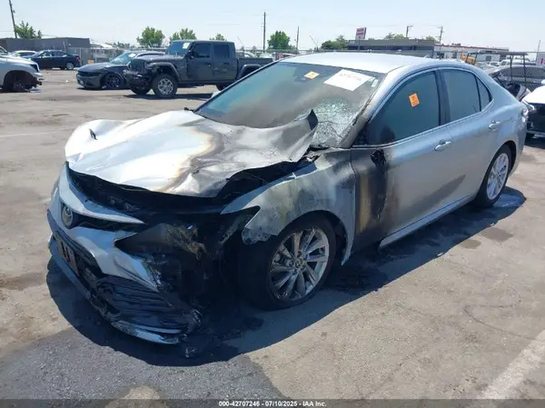 4T1C11AK4NU695577 2022 TOYOTA CAMRY - Image 2