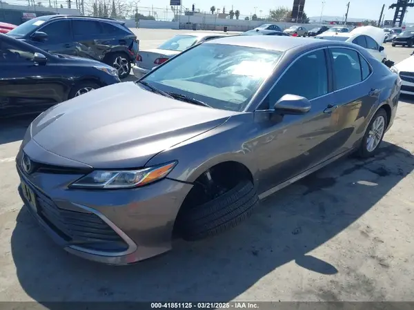 4T1C11AK4NU696597 2022 TOYOTA CAMRY - Image 2