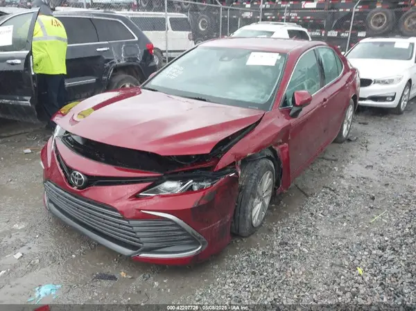 4T1C11AK4NU697085 2022 TOYOTA CAMRY - Image 2