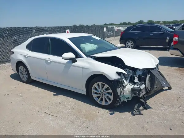 4T1C11AK5MU450284 2021 TOYOTA CAMRY - Image 1