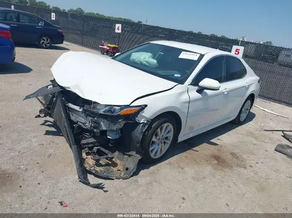 4T1C11AK5MU450284 2021 TOYOTA CAMRY - Image 2