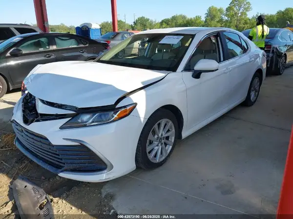4T1C11AK5MU461317 2021 TOYOTA CAMRY - Image 2