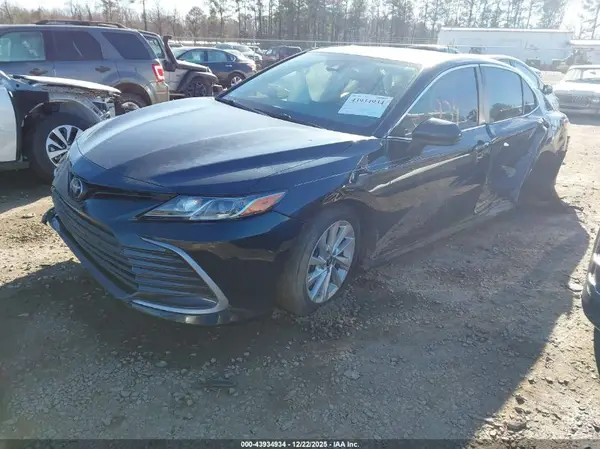 4T1C11AK5MU569937 2021 TOYOTA CAMRY - Image 2