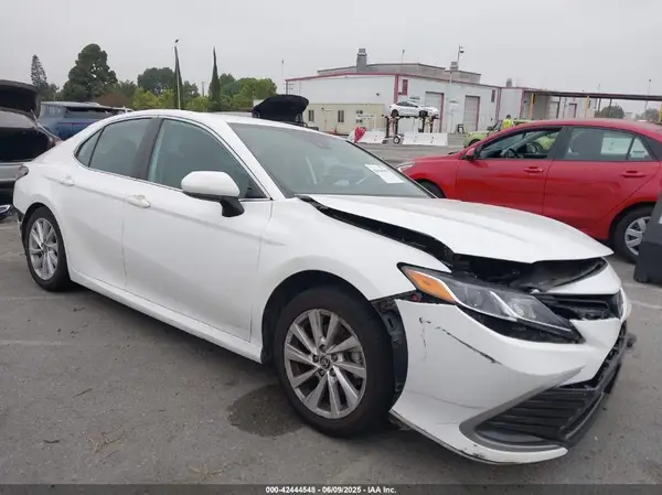 4T1C11AK5NU003049 2022 TOYOTA CAMRY - Image 1
