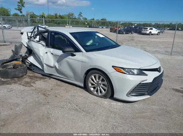 4T1C11AK5NU045575 2022 TOYOTA CAMRY - Image 1