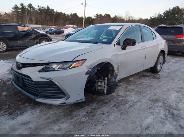 4T1C11AK5NU047018 2022 TOYOTA CAMRY - Image 2