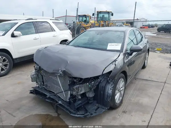 4T1C11AK5NU049450 2022 TOYOTA CAMRY - Image 2
