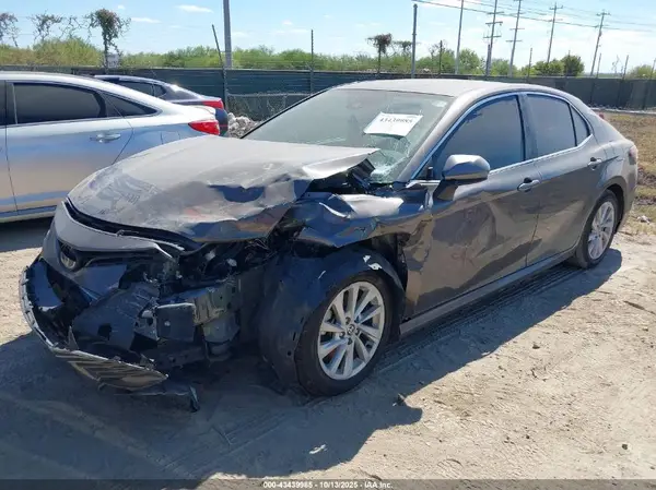4T1C11AK5NU635520 2022 TOYOTA CAMRY - Image 2