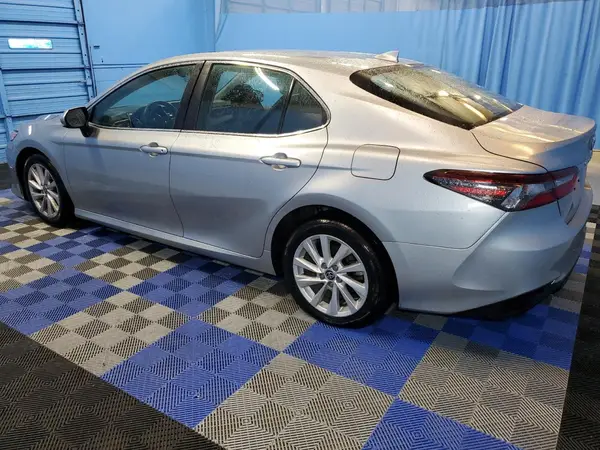 4T1C11AK5NU648008 2022 TOYOTA CAMRY - Image 2