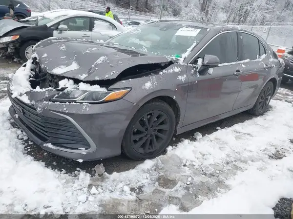 4T1C11AK5NU666041 2022 TOYOTA CAMRY - Image 2