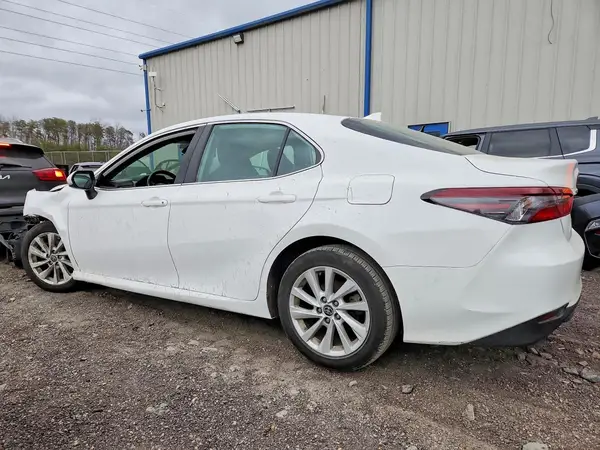 4T1C11AK5NU680375 2022 TOYOTA CAMRY - Image 2