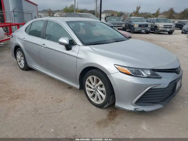 4T1C11AK5NU682675 2022 TOYOTA CAMRY - Image 1