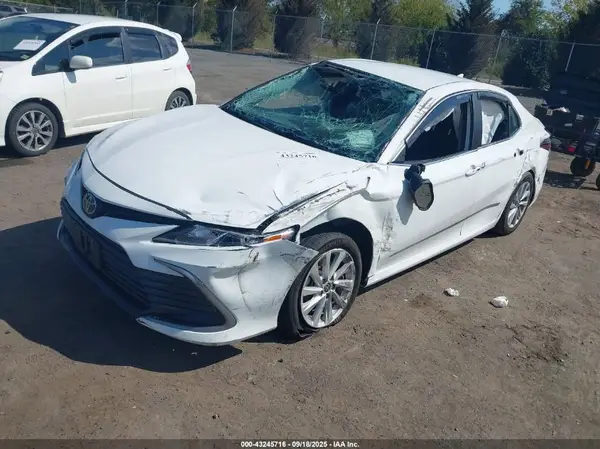 4T1C11AK5NU716372 2022 TOYOTA CAMRY - Image 2