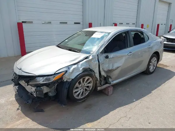 4T1C11AK6MU460175 2021 TOYOTA CAMRY - Image 2