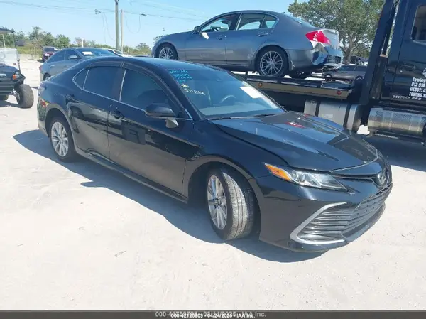 4T1C11AK6MU563015 2021 TOYOTA CAMRY - Image 1