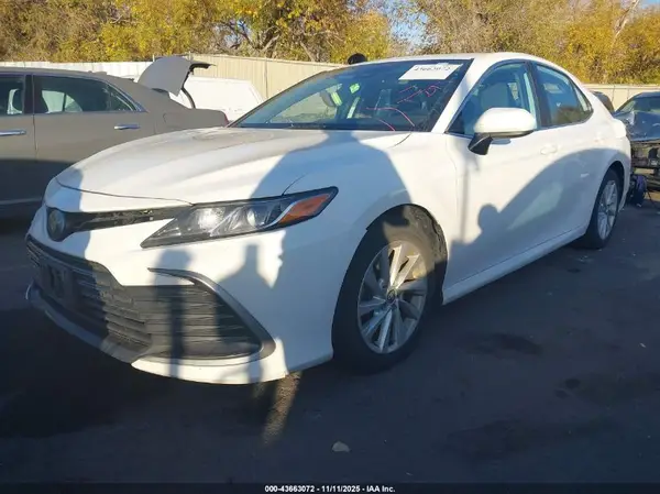 4T1C11AK6MU615467 2021 TOYOTA CAMRY - Image 2