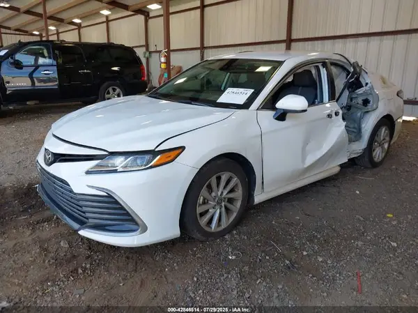 4T1C11AK6NU001875 2022 TOYOTA CAMRY - Image 2