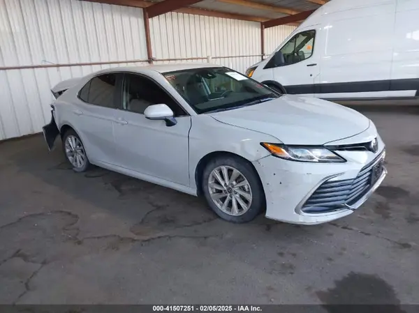 4T1C11AK6NU039560 2022 TOYOTA CAMRY - Image 1