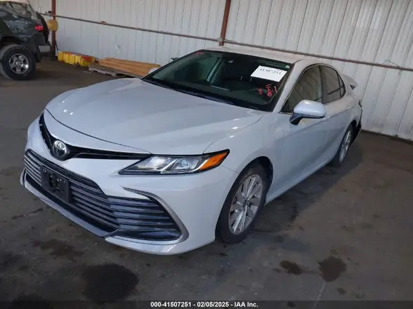 4T1C11AK6NU039560 2022 TOYOTA CAMRY - Image 2