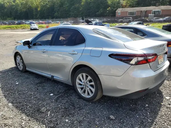 4T1C11AK6NU043043 2022 TOYOTA CAMRY - Image 2
