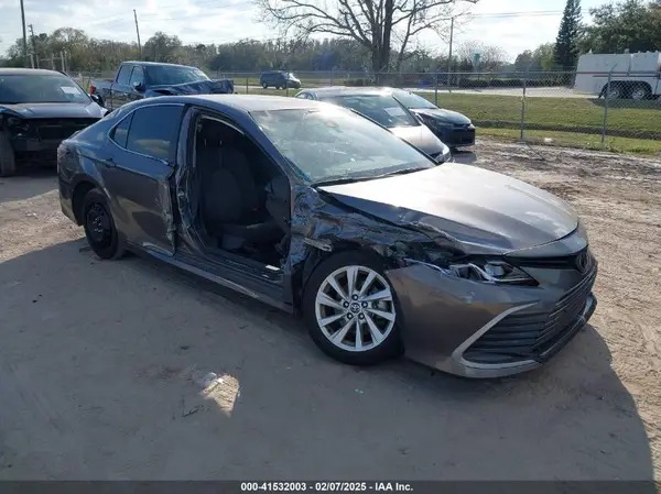 4T1C11AK6NU056729 2022 TOYOTA CAMRY - Image 1