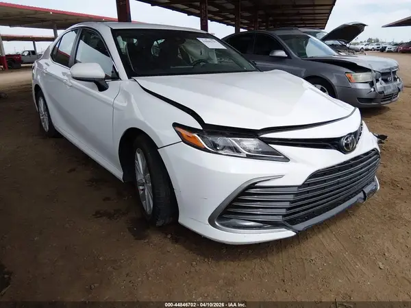 4T1C11AK6NU623800 2022 TOYOTA CAMRY - Image 1