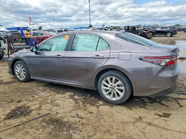 4T1C11AK6NU633517 2022 TOYOTA CAMRY - Image 2