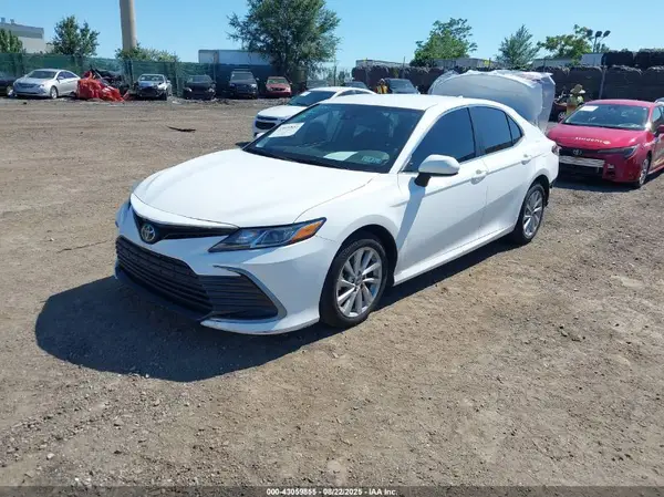 4T1C11AK6NU643965 2022 TOYOTA CAMRY - Image 2