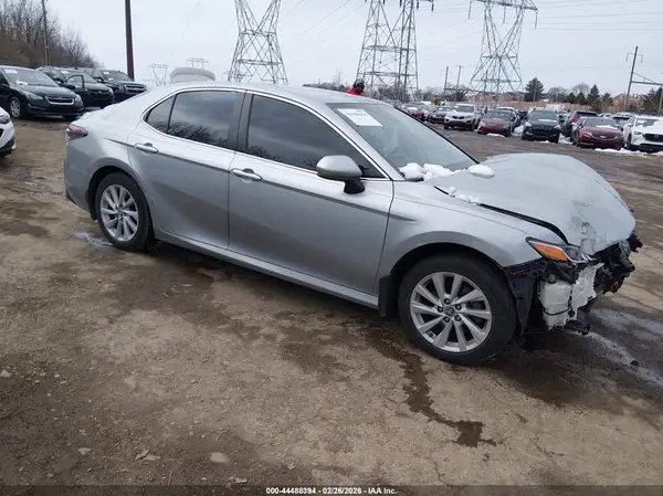 4T1C11AK6NU657025 2022 TOYOTA CAMRY - Image 1
