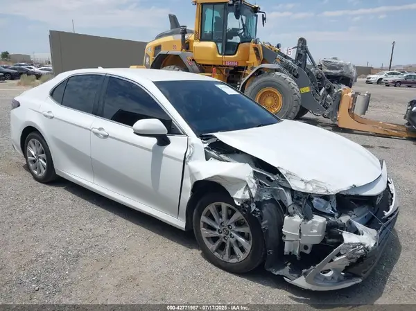 4T1C11AK6NU665609 2022 TOYOTA CAMRY - Image 1