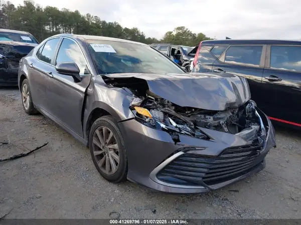 4T1C11AK6NU668171 2022 TOYOTA CAMRY - Image 1