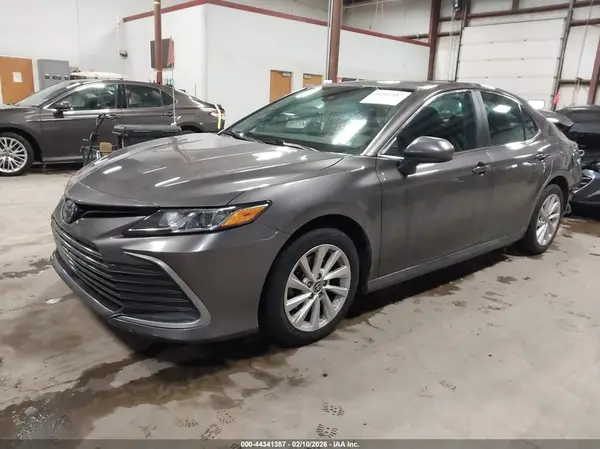 4T1C11AK6NU689151 2022 TOYOTA CAMRY - Image 2