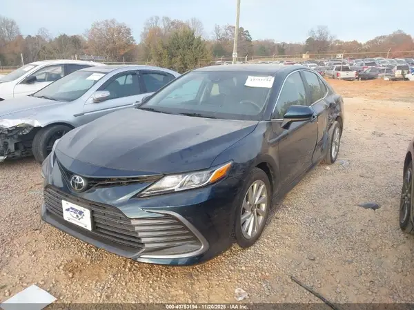 4T1C11AK7MU413527 2021 TOYOTA CAMRY - Image 2