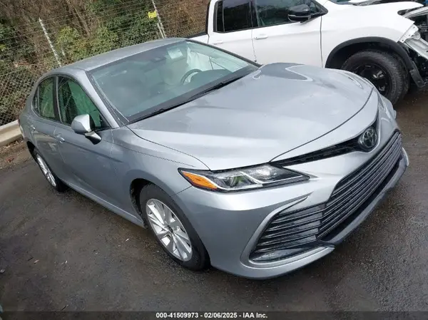 4T1C11AK7MU549348 2021 TOYOTA CAMRY - Image 1