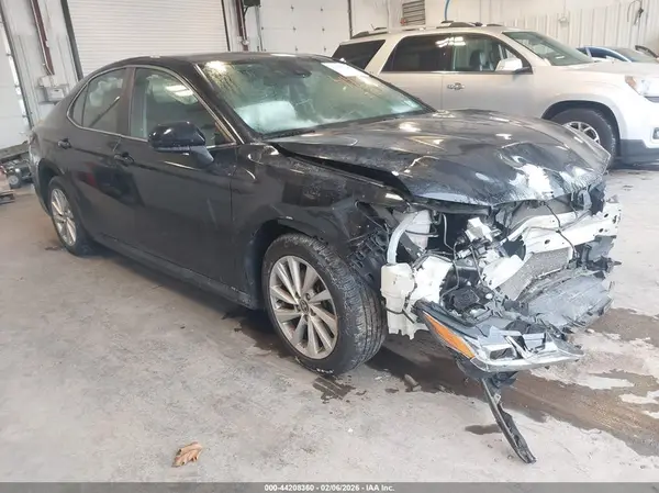 4T1C11AK7MU560933 2021 TOYOTA CAMRY - Image 1