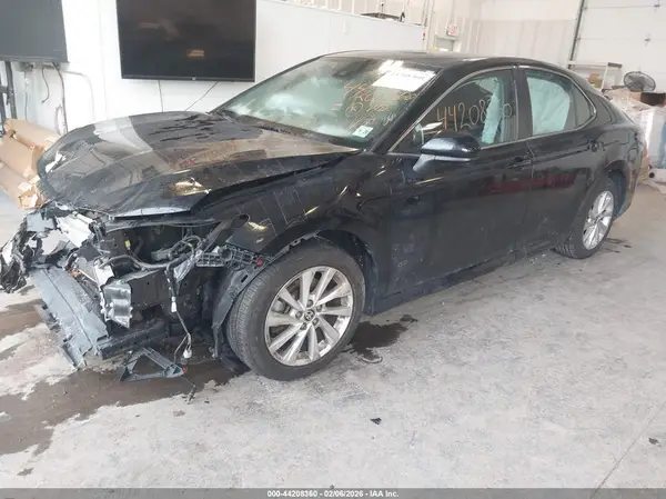 4T1C11AK7MU560933 2021 TOYOTA CAMRY - Image 2